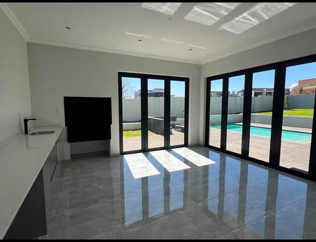 4 BEDROOM HOUSE FOR SALE IN MIDSTREAM HEIGHTS